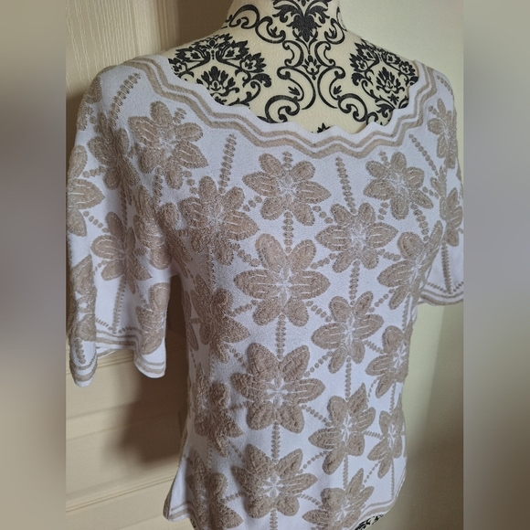 D.EXTERIOR white and beige floral top size S - Picture 3 of 5